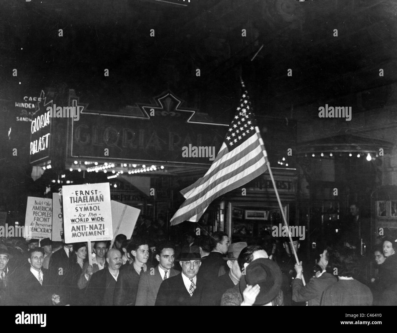 Manifestazione contro il socialismo nazionale prima di Yorkville Casino in New York, 1938 Foto Stock