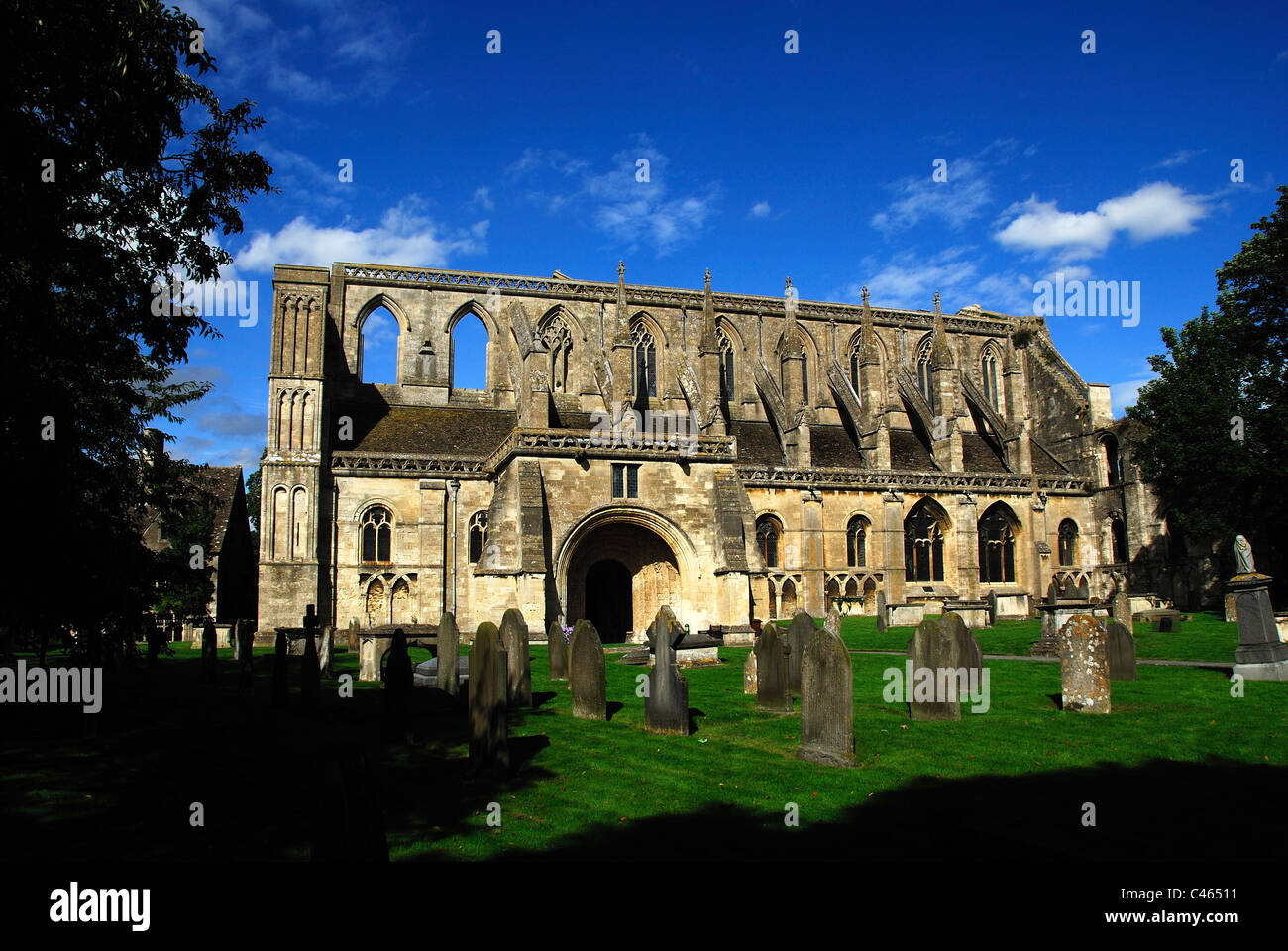 I resti di Malmsbury Abbazia nel WILTSHIRE REGNO UNITO mostra l'entrata in pietra Foto Stock