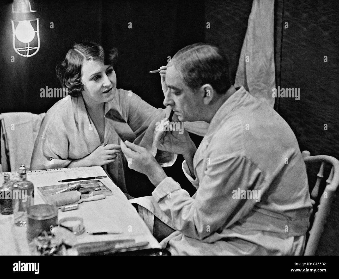 Valerie von Martens e Curt Goetz in uno spogliatoio, 1931 Foto Stock