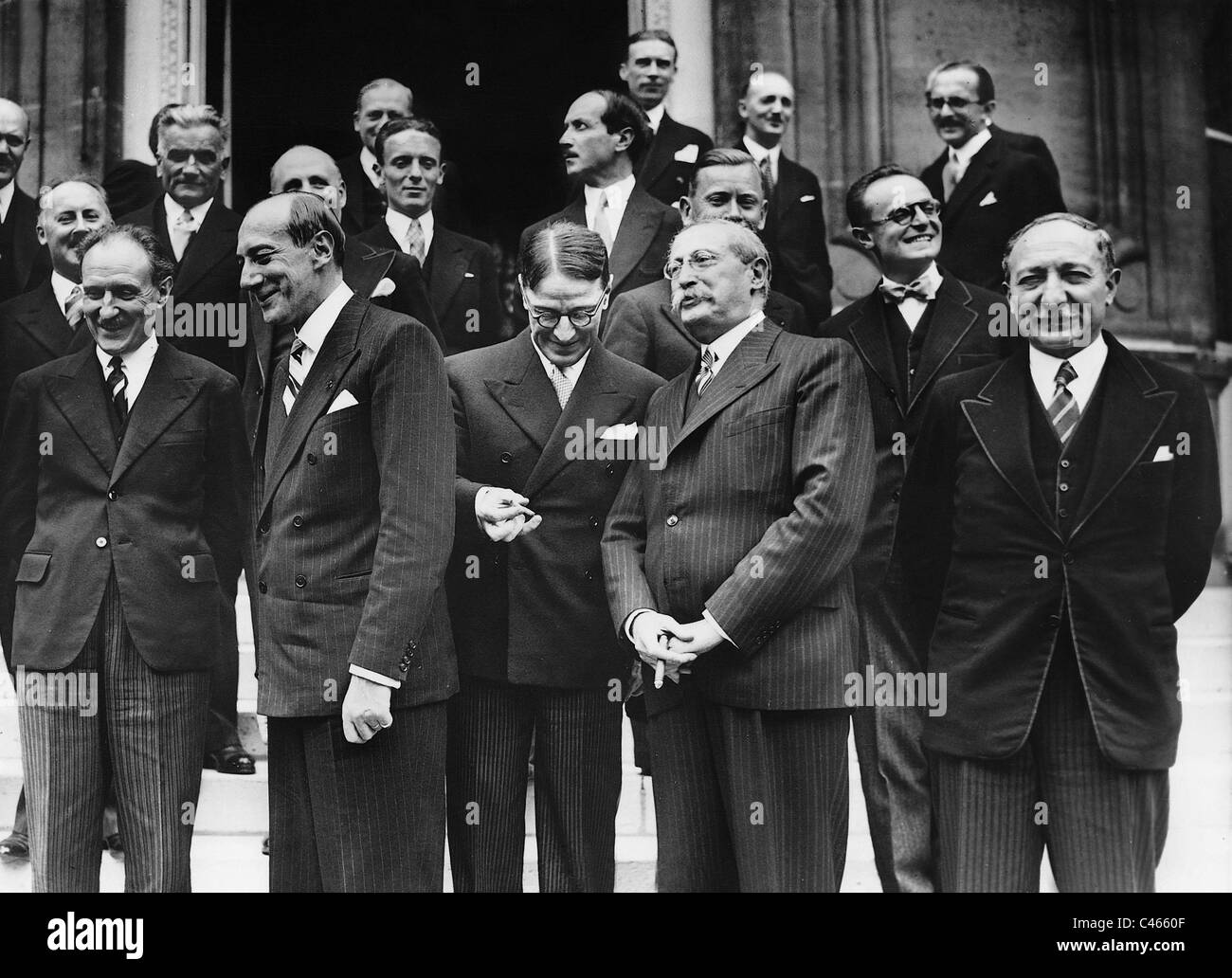 Camille Chautemps, Jozef Beck, Leon Blum e Yvon Delbos davanti al Ministero degli Esteri a Parigi, 1937 Foto Stock