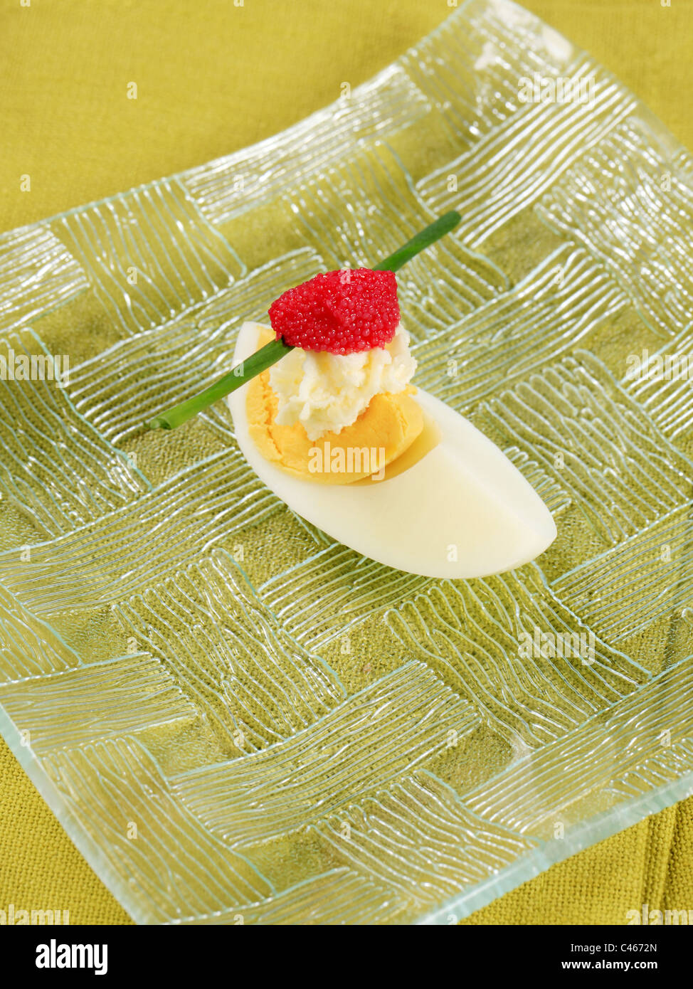 Uova sode e rabboccato con diffusione salato e caviale rosso Foto Stock