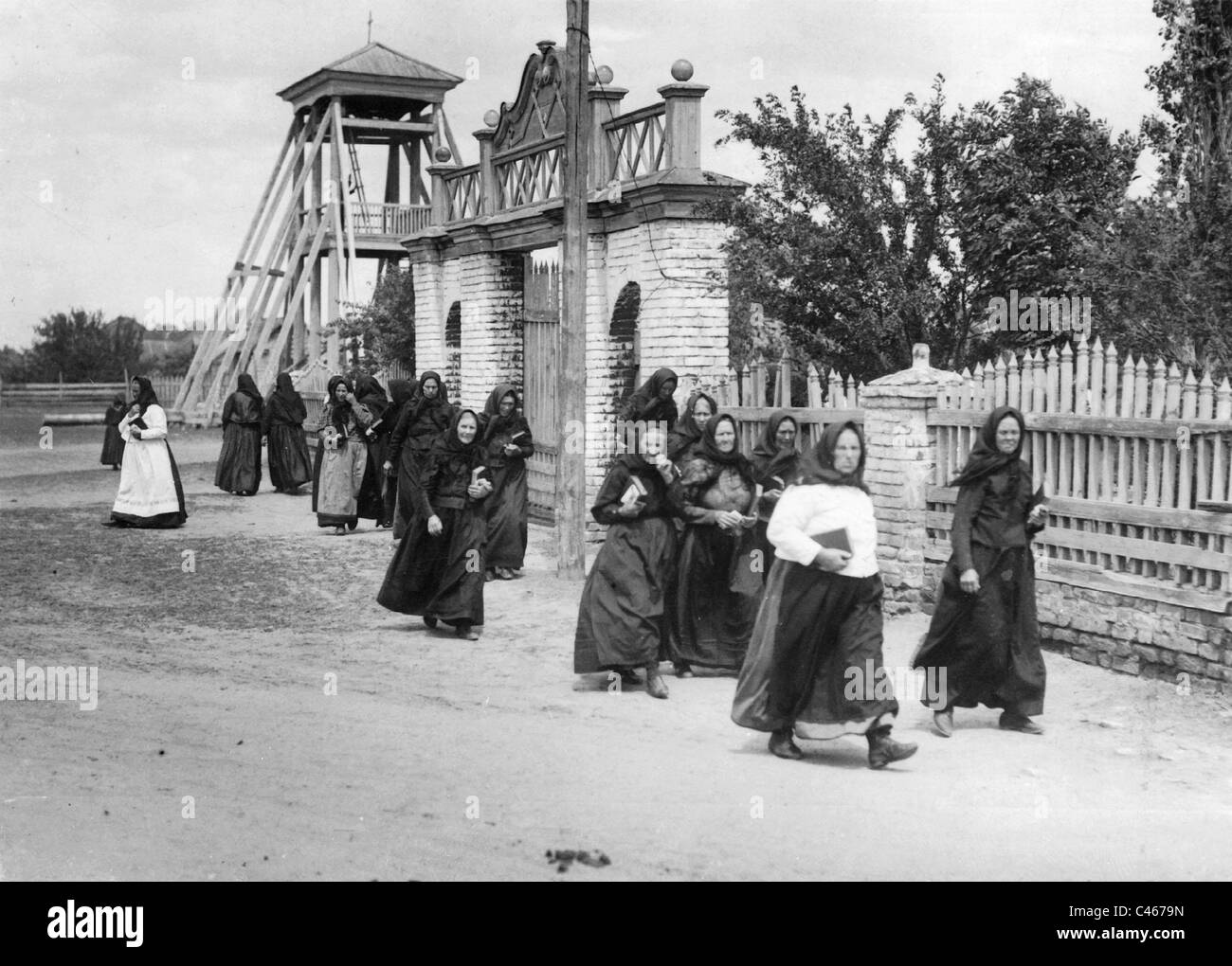 Volga tedesco mentre stava andando in chiesa Foto Stock