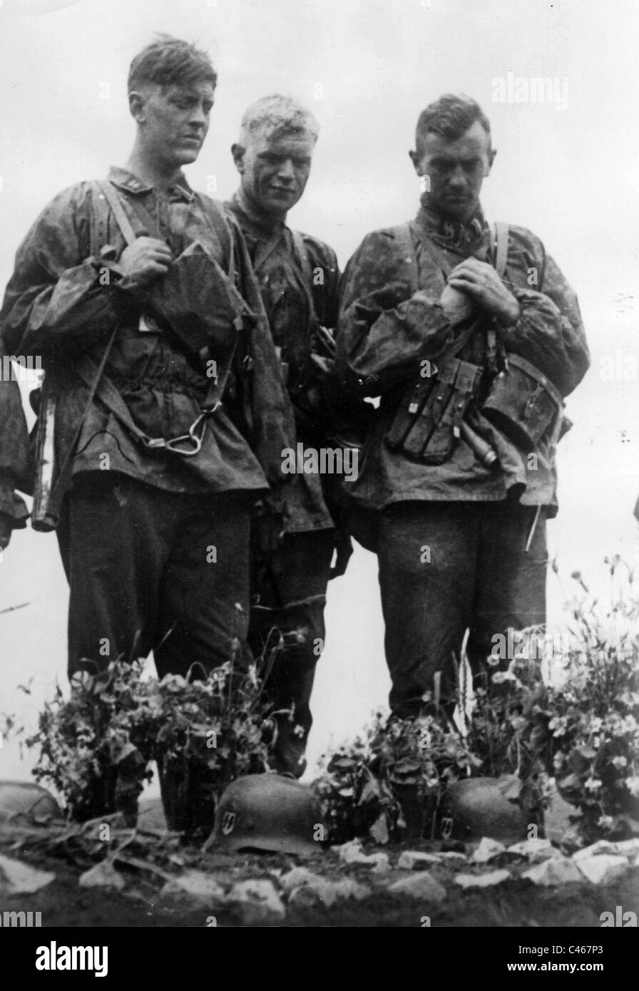 I soldati delle Waffen-SS a un soldato i funerali, 1941 Foto Stock