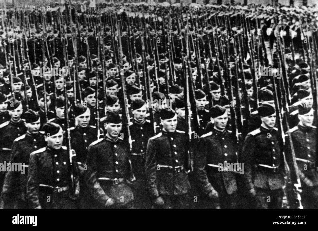 Rosso soldati dell esercito in parata durante la Seconda Guerra Mondiale (b/w photo) Foto Stock