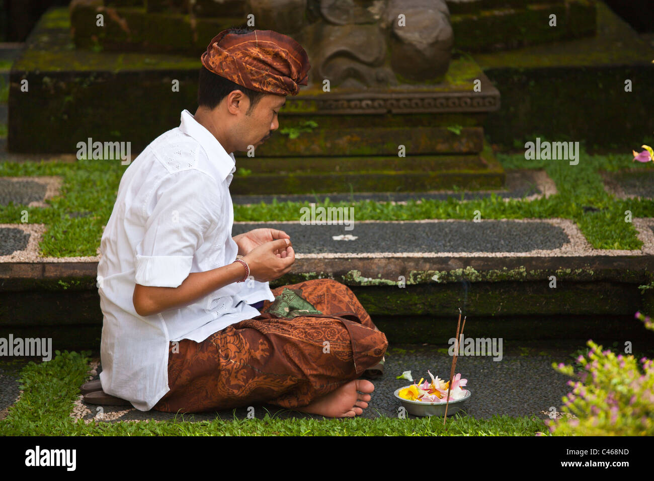 Un uomo balinese prega durante il festival GALUNGAN per proteggere i piloti - Ubud, Bali, Indonesia Foto Stock