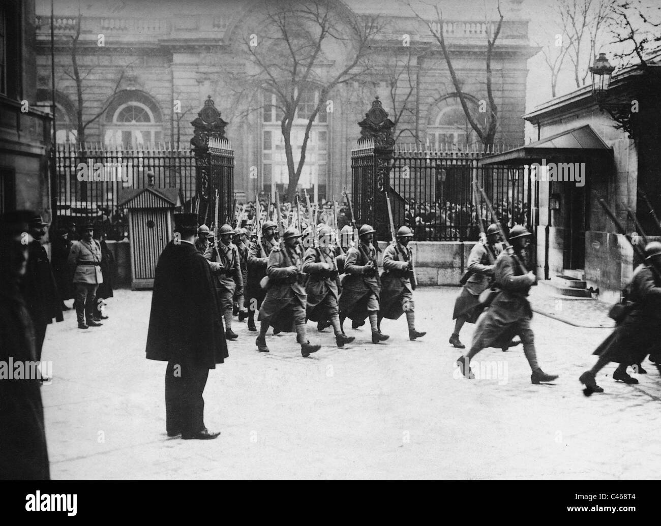 Guardia d'onore marche per il Foreign Office a Parigi, 1919 Foto Stock