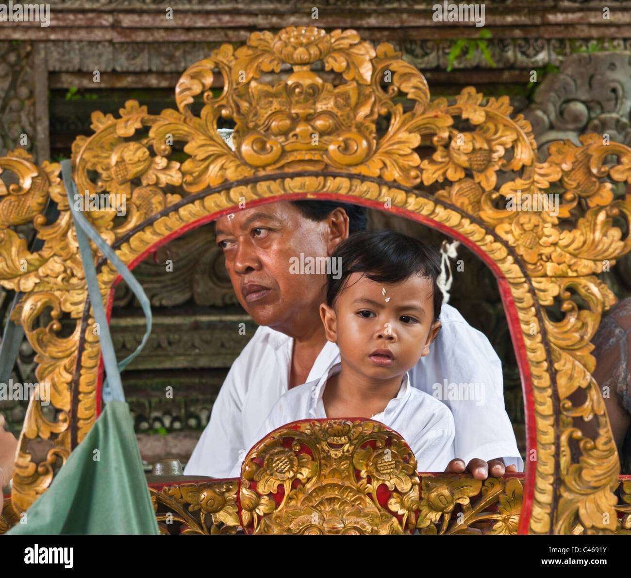 Un balinese padre e figlio a Pura Beji nel villaggio di Mas durante la GALUNGAN FESTIVAL - Ubud, Bali, INONESIA Foto Stock