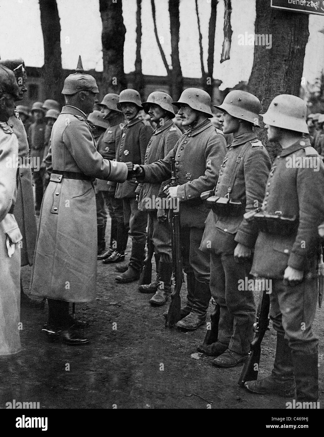 Il principe ereditario Rupprecht di Baviera conferisce gli ordini, 1917 Foto Stock