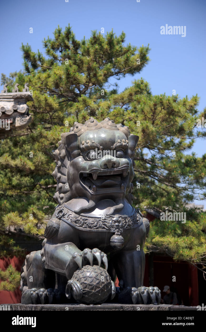 Maschio guardia lion tenendo una palla a Pechino in Cina Foto Stock