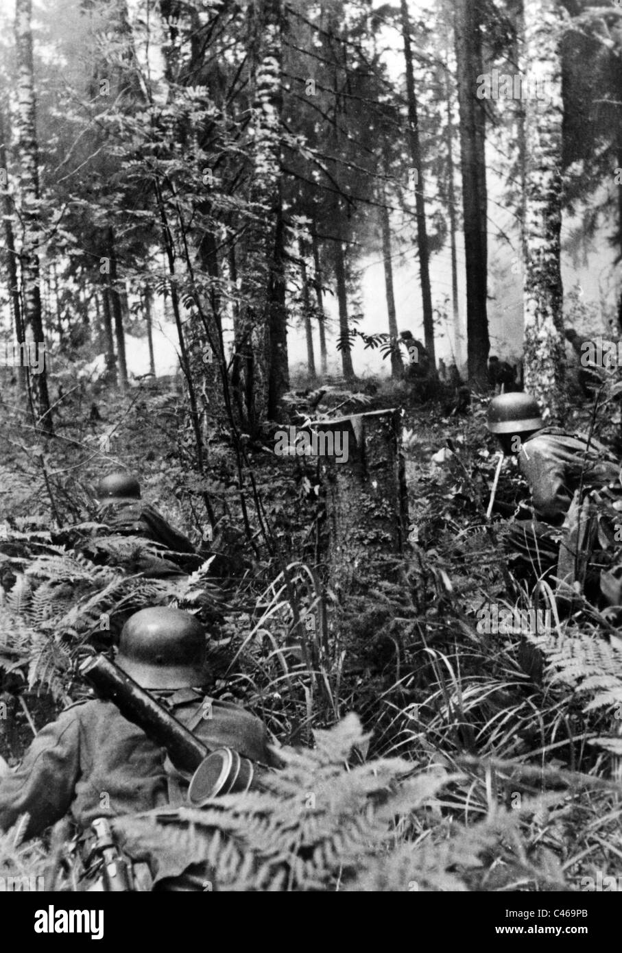 La seconda guerra mondiale: Tedesco Wehrmacht combattendo contro i partigiani Foto Stock