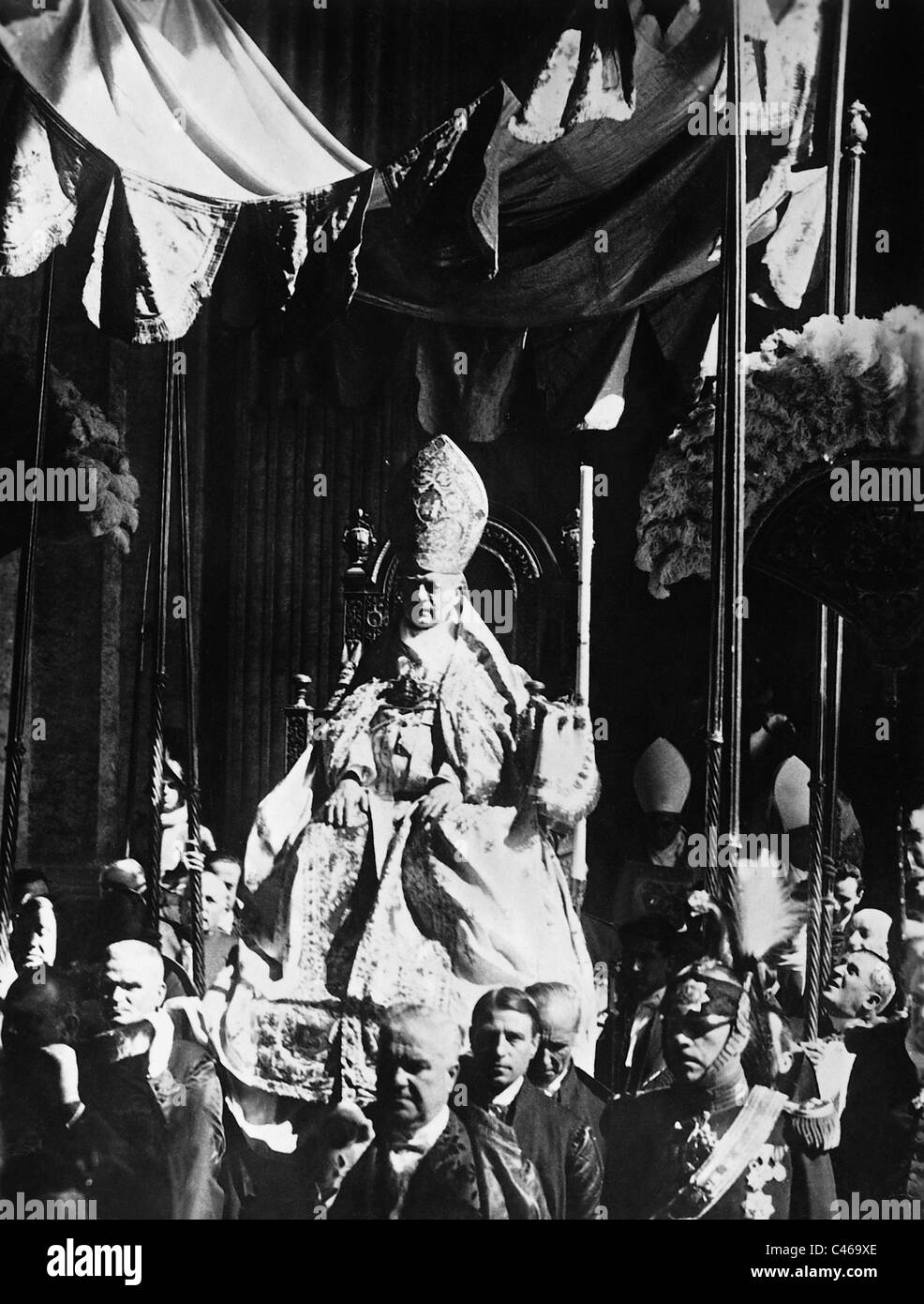 Papa Pio XI nel suo trono portatile, 1930 Foto Stock