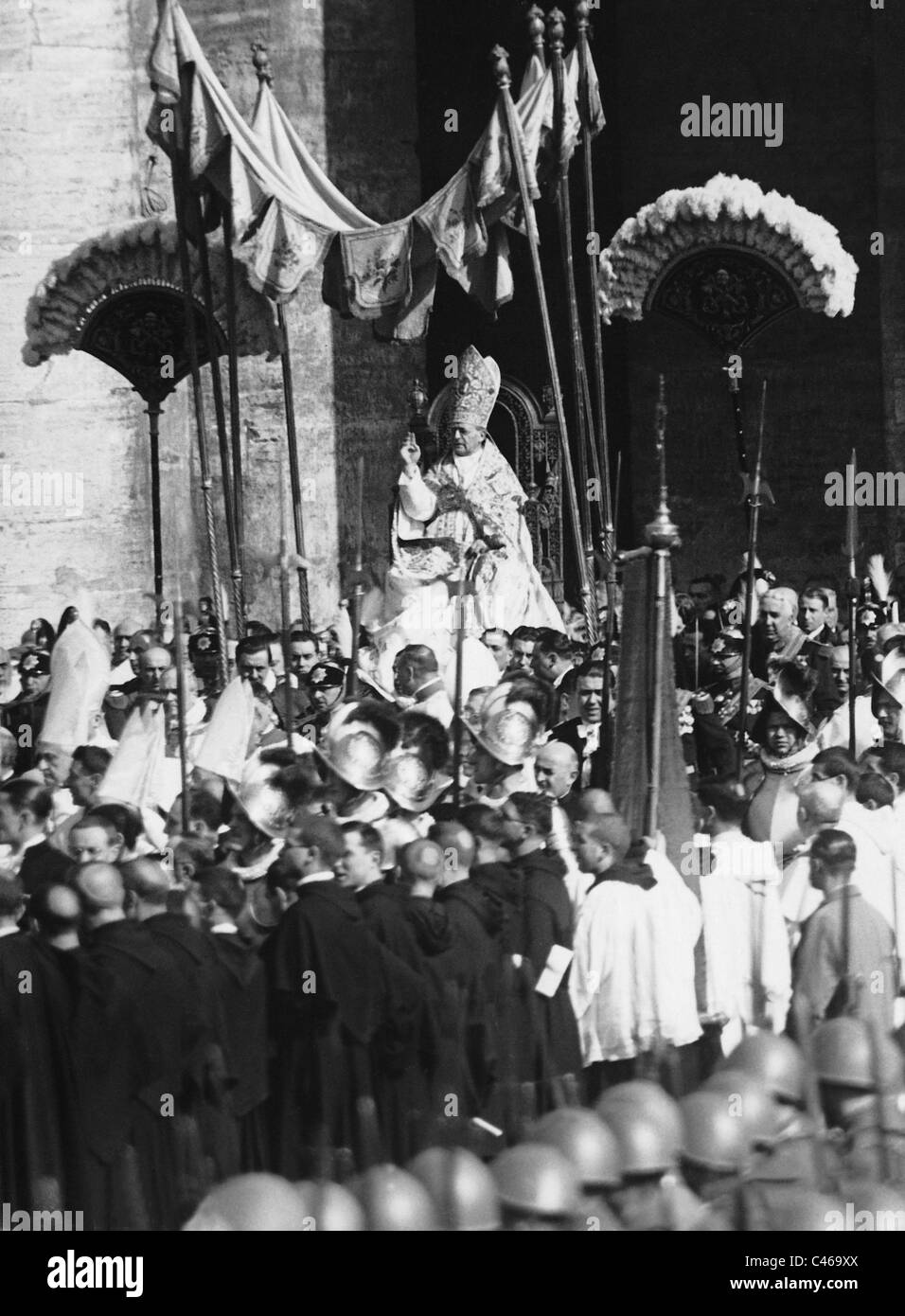 Papa Pio XI nel suo trono portatile, 1925 Foto Stock