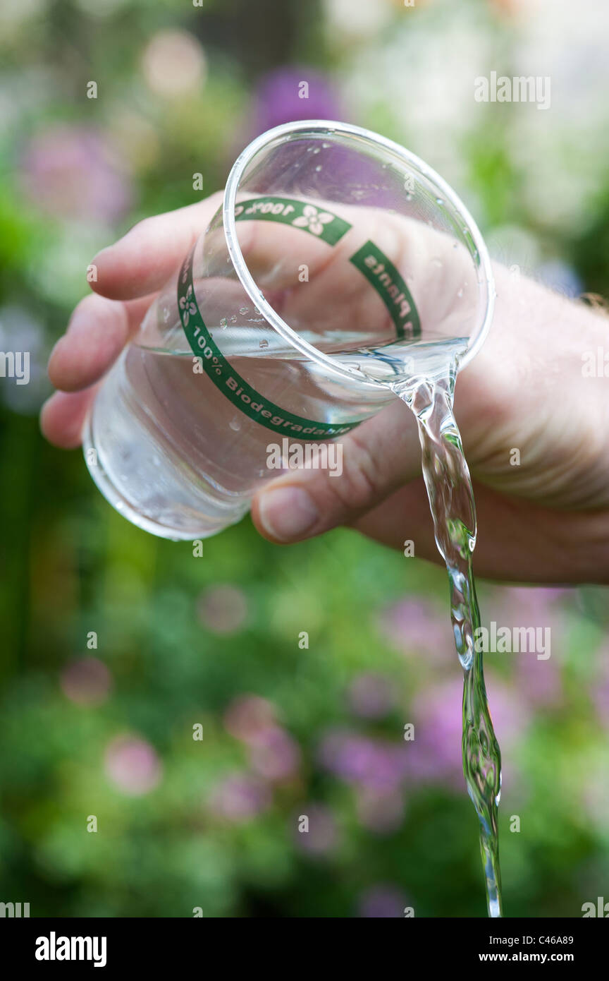 Biodegradabile e compostabile gratuitamente in plastica tazza fatta da materiale vegetale con acqua minerale Foto Stock