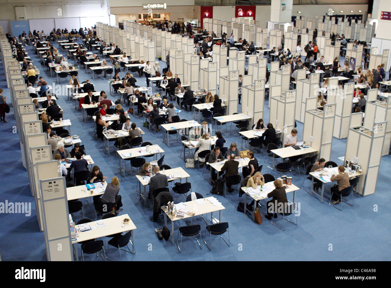 Gli autori, gli editori e gli agenti letterari di soddisfare, di rete e di condurre gli affari al 2011 Fiera del libro di Londra Foto Stock