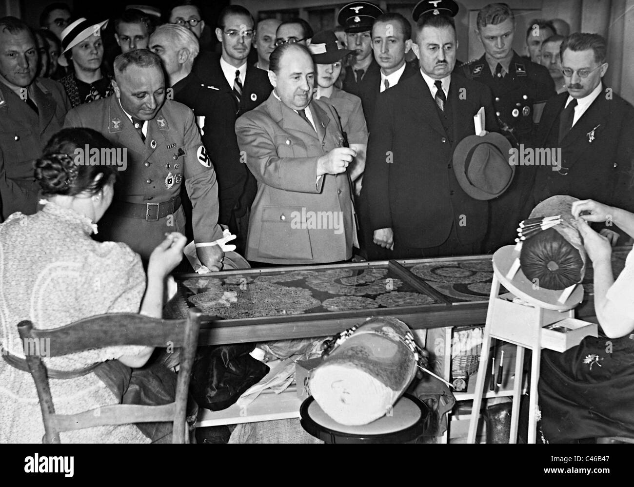 Robert Ley e Walther Funk durante l'apertura di una mostra di artigianato, 1938 Foto Stock
