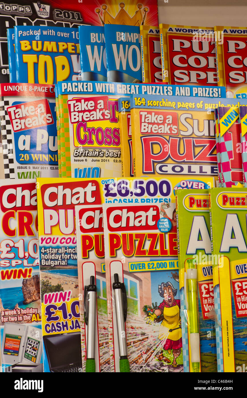 Riviste di puzzle in un'edicola di giornali Foto stock - Alamy