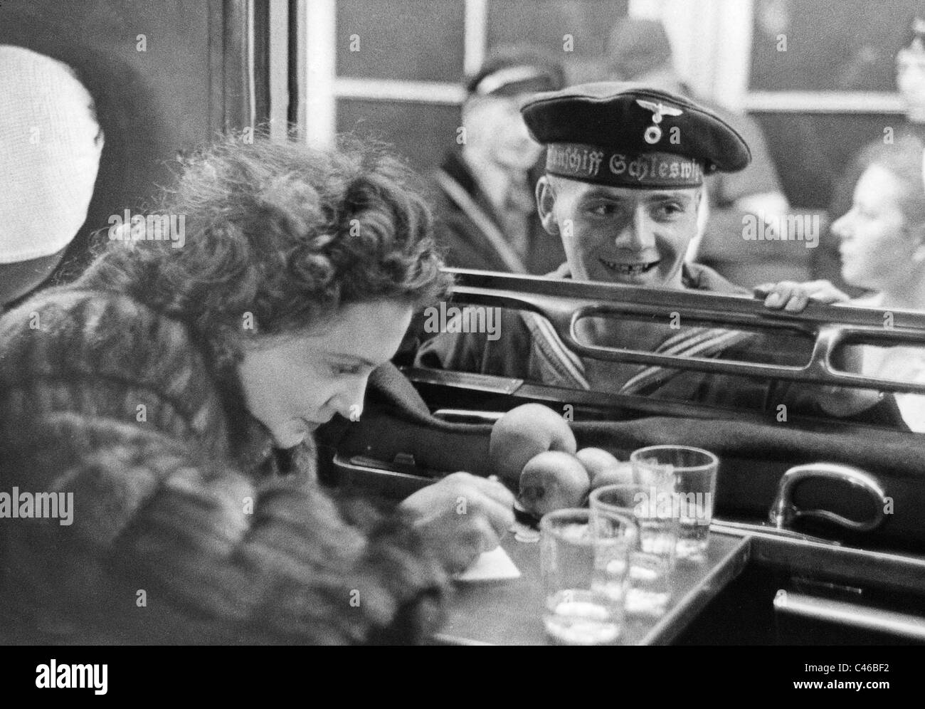 Zarah Leander dà un autografo di un marinaio, 1939 Foto Stock