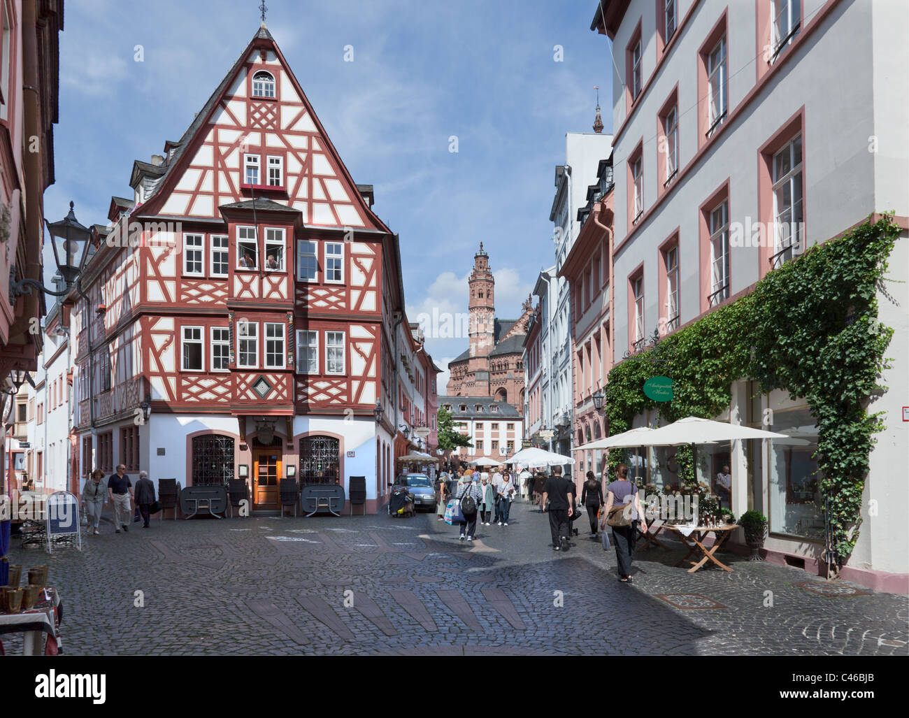 Una piccola piazza nelle strette strade di Magonza's Altstadt (Città Vecchia). Foto Stock