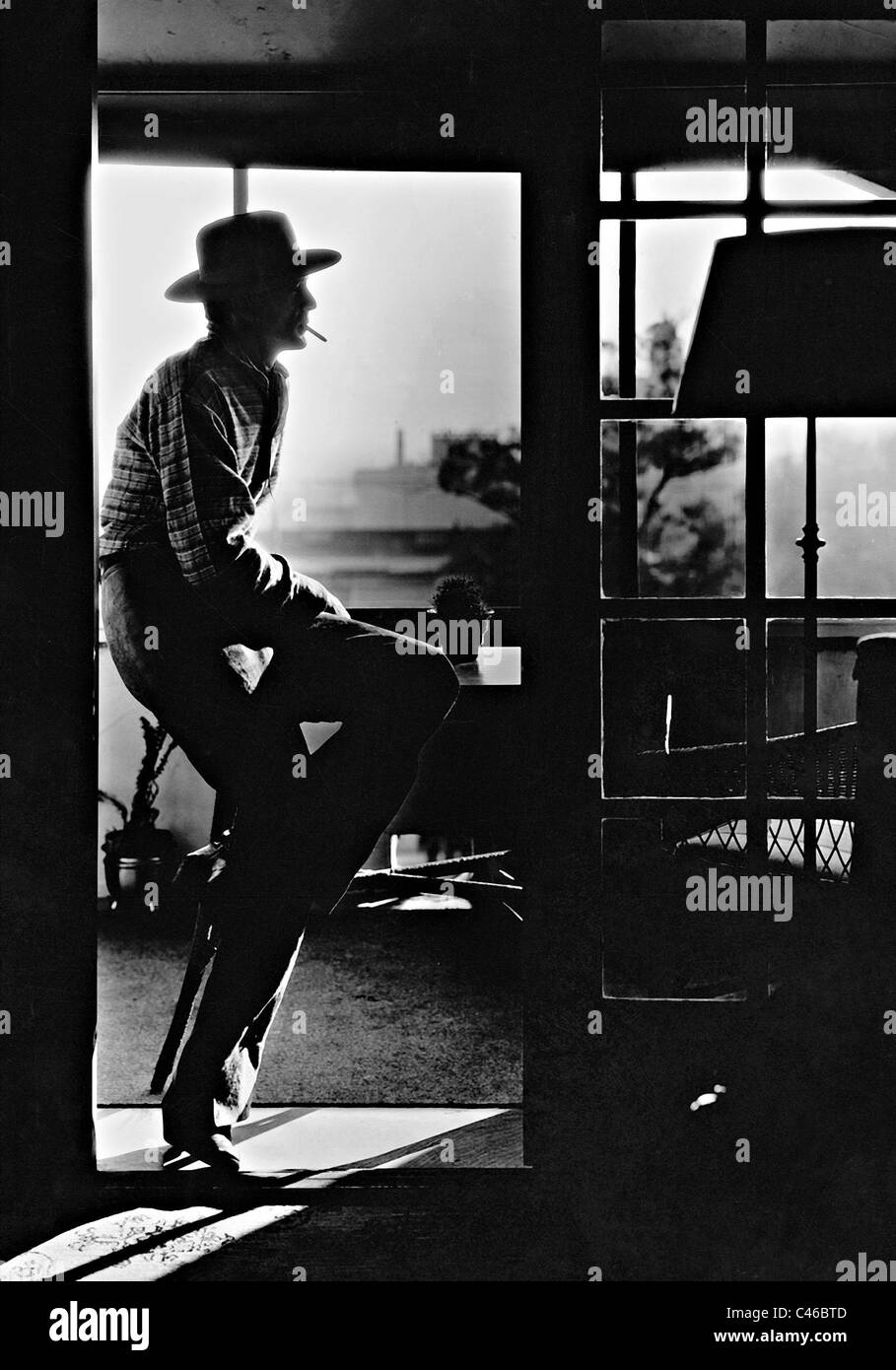 Gary Cooper nel suo appartamento in Hollywood, 1936 Foto Stock