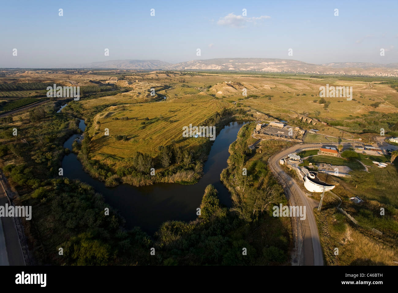 Fotografia aerea di uno storico ponte turco nella valle Jurdan Foto Stock