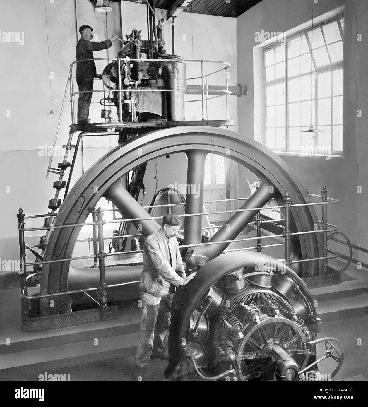 Macchinisti di controllare un motore diesel, 1900 Foto Stock