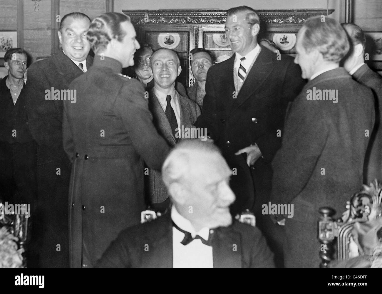 Willy Fritsch e Gary Cooper presso il complesso di Ufa in Babelsberg, 1938 Foto Stock