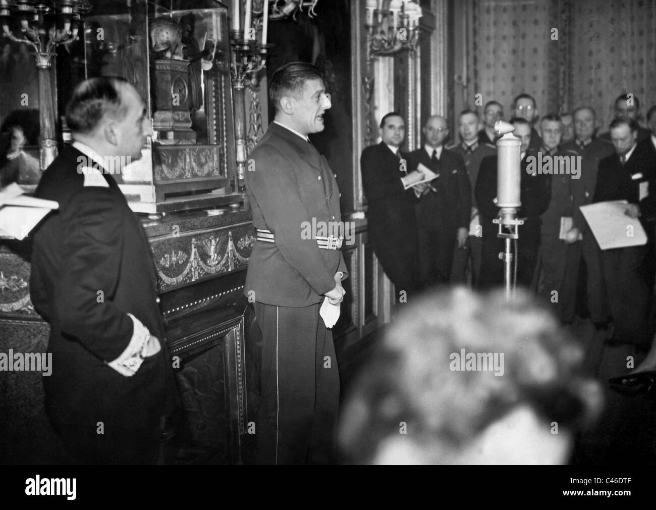 Otto Abetz parla ai giornalisti francesi, 1940 Foto Stock
