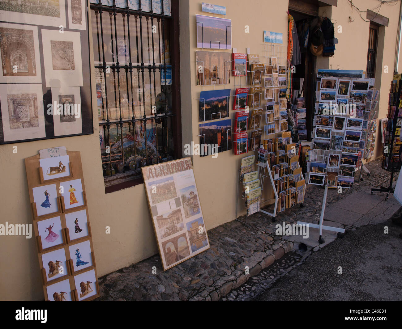 Un negozio di souvenir nell'Alhambra Palace e giardini, Granada, Spagna. Foto Stock