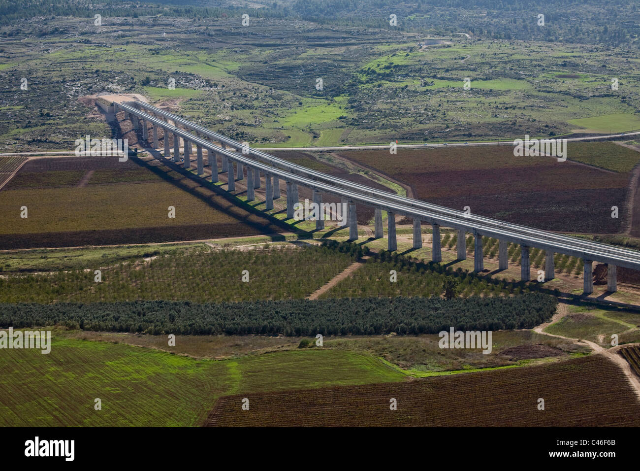 Fotografia aerea di un imponente ponte del treno in pianura Foto Stock