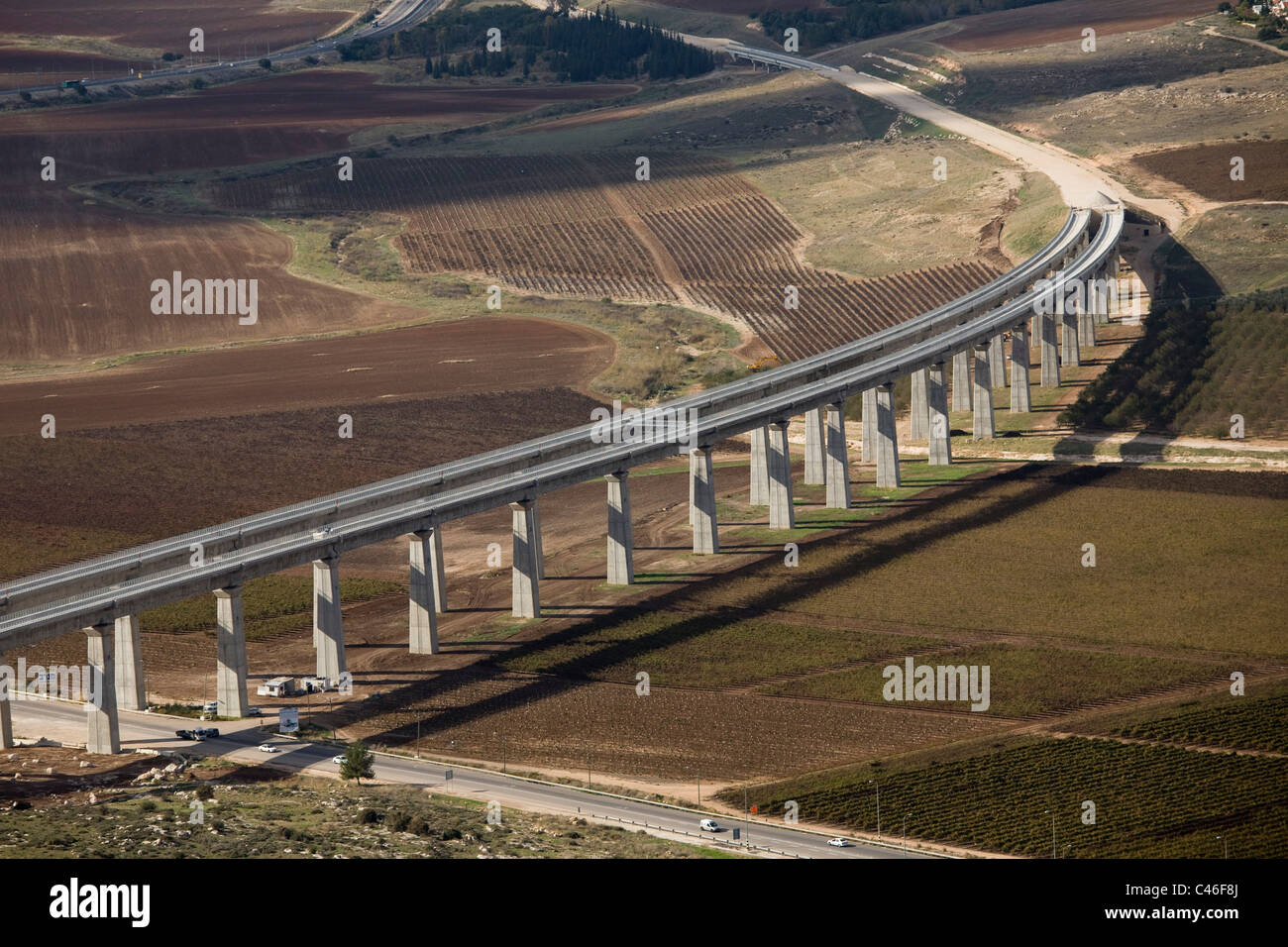 Fotografia aerea di un imponente ponte del treno in pianura Foto Stock