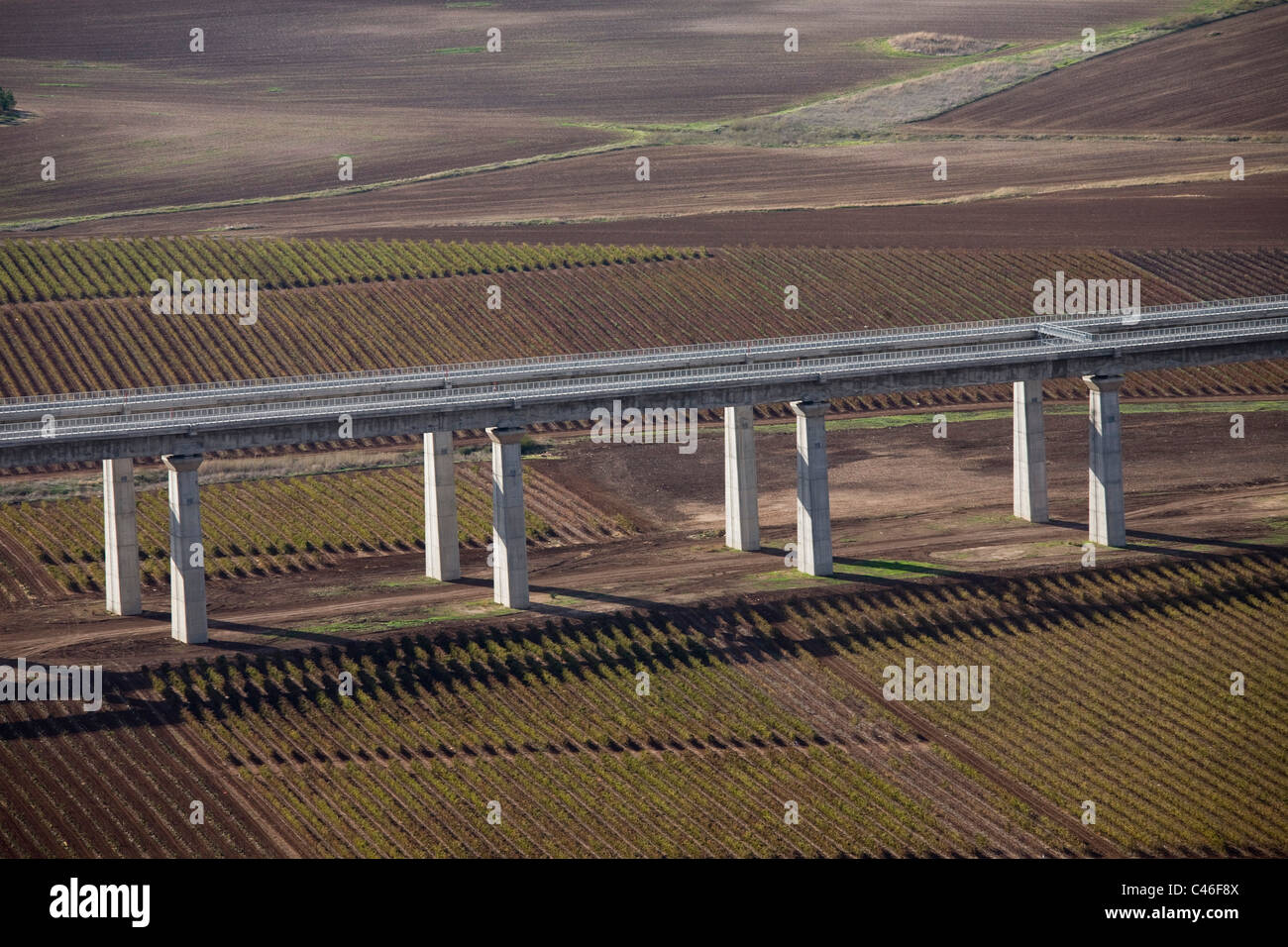 Fotografia aerea di un imponente ponte del treno in pianura Foto Stock