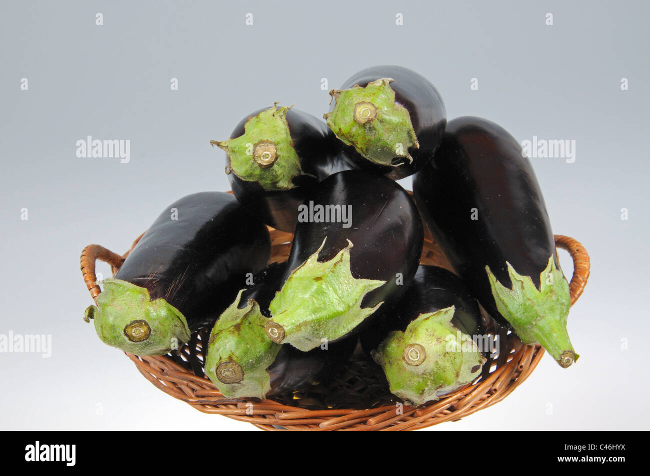 Le melanzane in un cesto di vimini, Calypso, Costa del Sol, provincia di Malaga, Andalusia, Spagna, Europa occidentale. Foto Stock