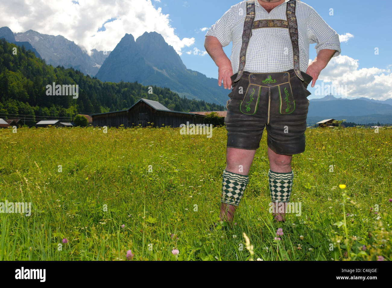 Uomo in tradizionale costume bavarese con pantaloni di pelle e camicia bianca, Baviera, Germania Foto Stock
