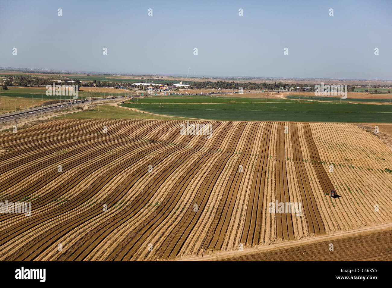 Fotografia aerea di un trattore arare un campo nel nord del Negev Foto Stock