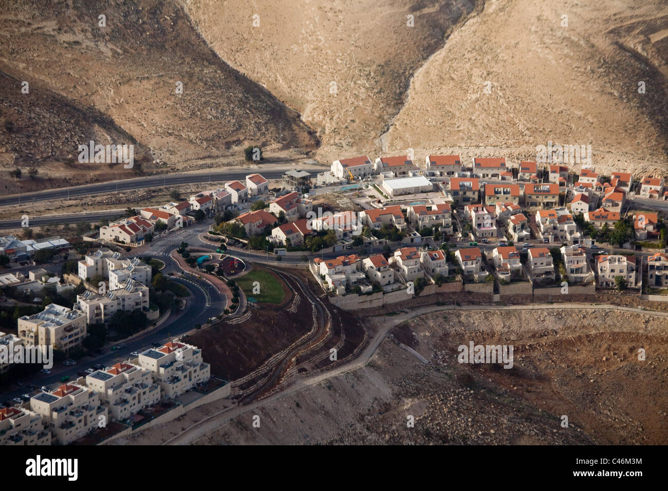 Fotografia aerea dei quartieri a sud della città di Maale Edumim nel deserto della Giudea Foto Stock