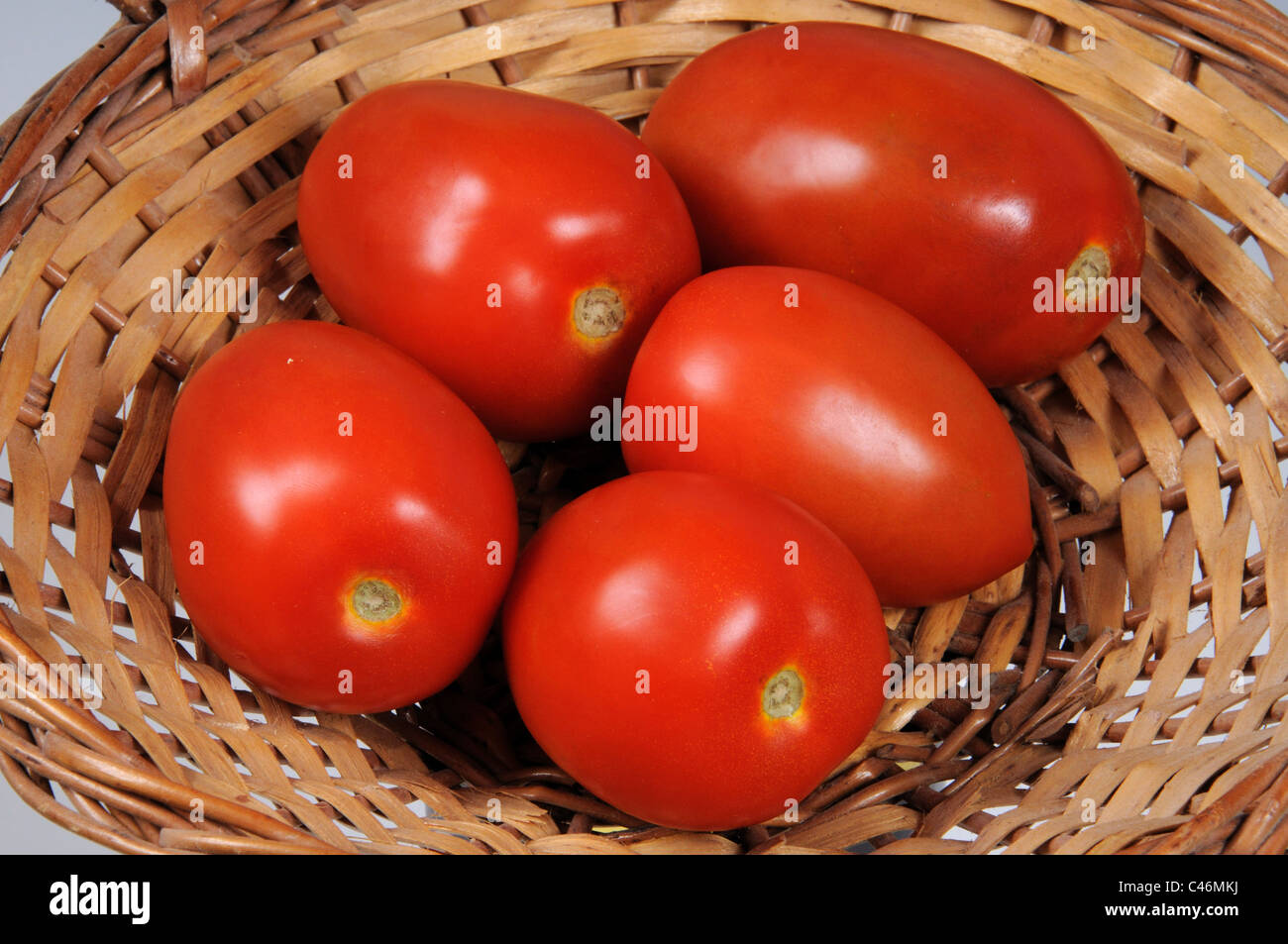 I pomodorini in un cesto di vimini, Calypso, Costa del Sol, provincia di Malaga, Andalusia, Spagna, Europa occidentale. Foto Stock