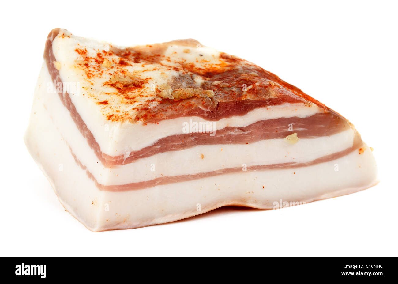 Pancetta salata con strati di carne su sfondo bianco Foto Stock