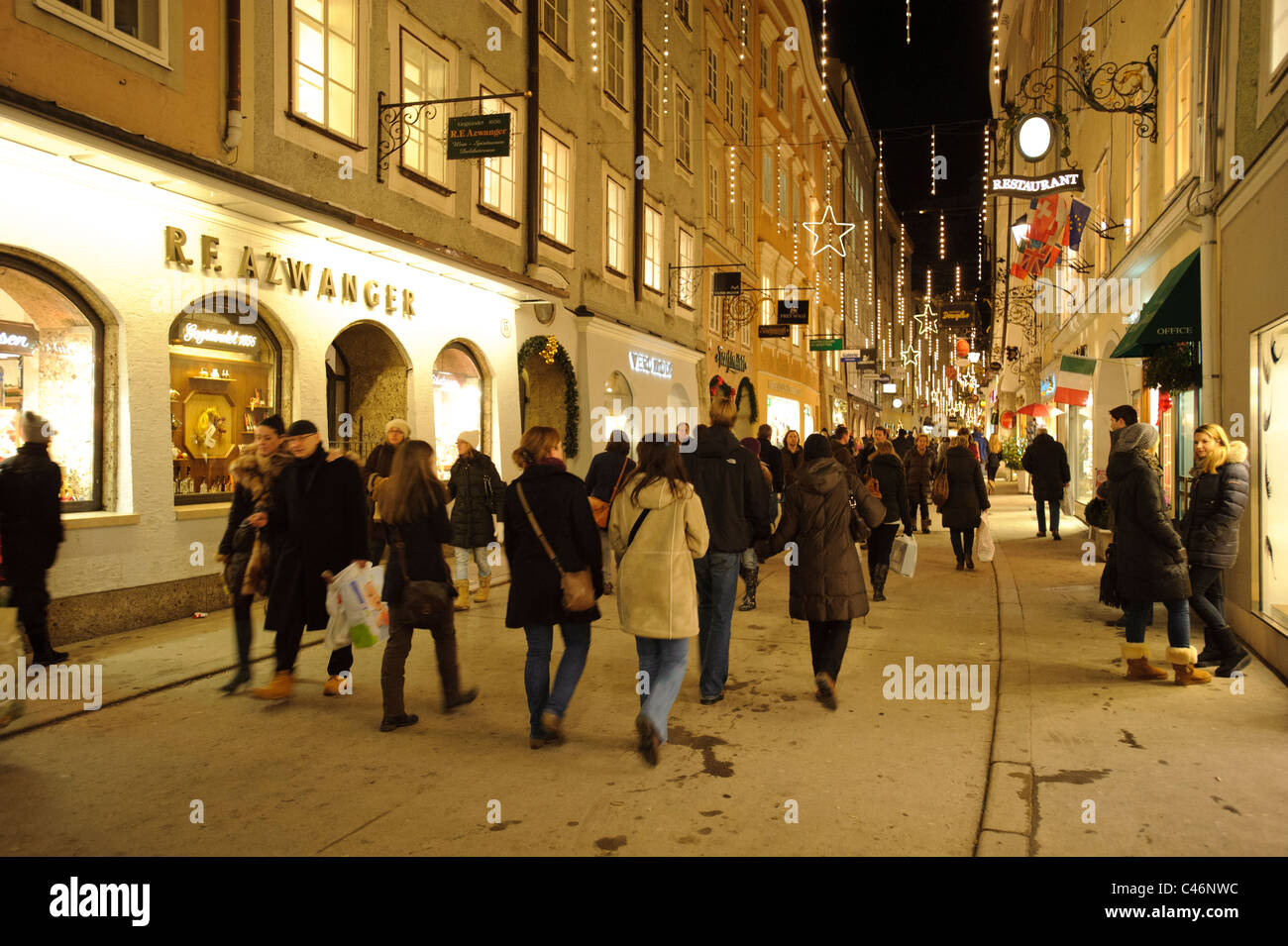 Mercatino di natale con negozi nel centro medievale della città vecchia di Salisburgo in Austria Foto Stock