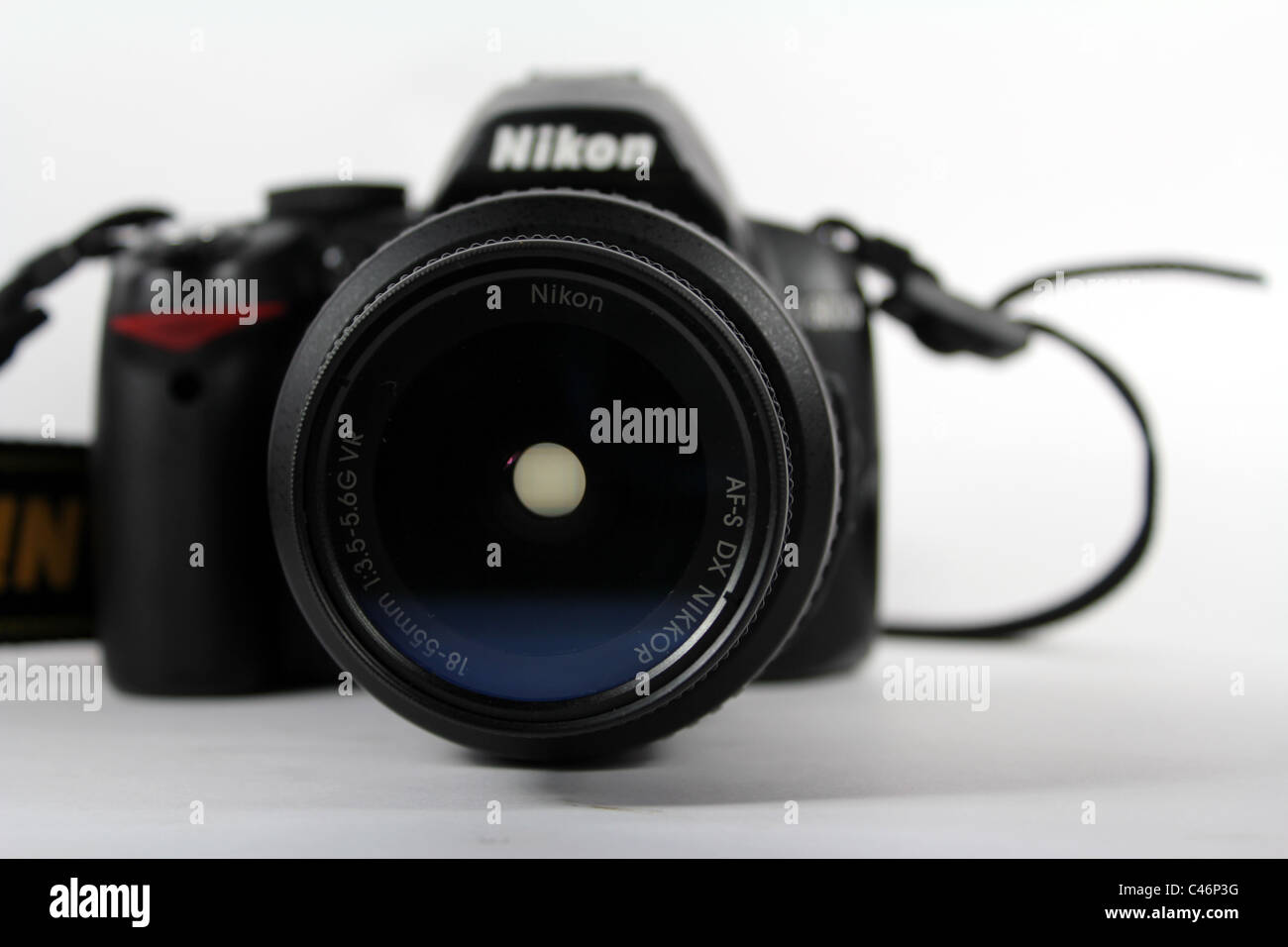Fotocamera reflex digitale a sfondo bianco Foto Stock