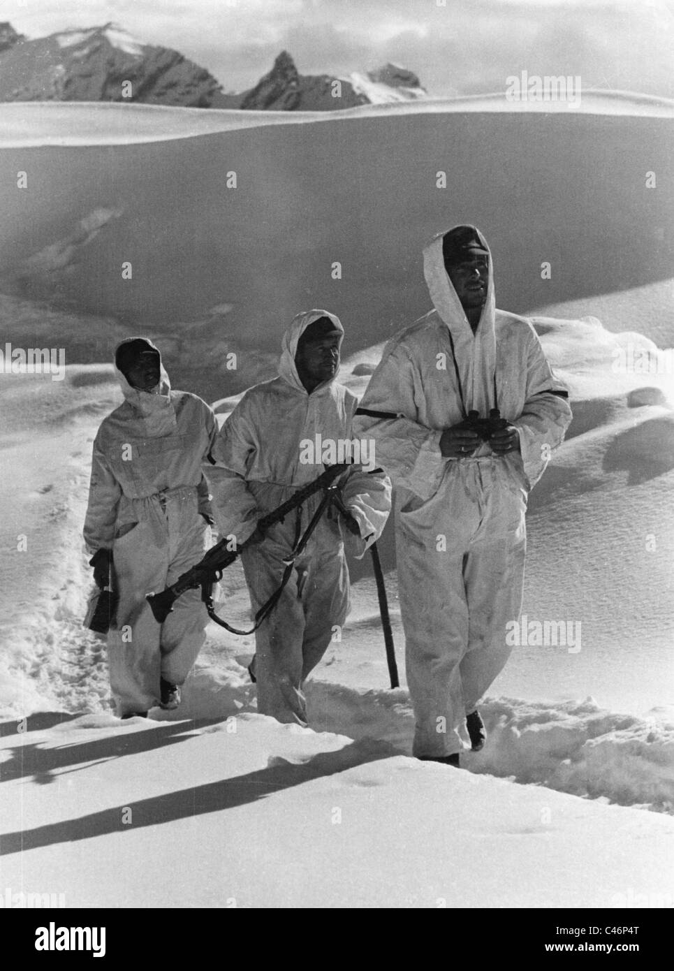 Soldati nelle montagne del Caucaso, durante la Seconda Guerra Mondiale, 1942 (foto b/n) Foto Stock