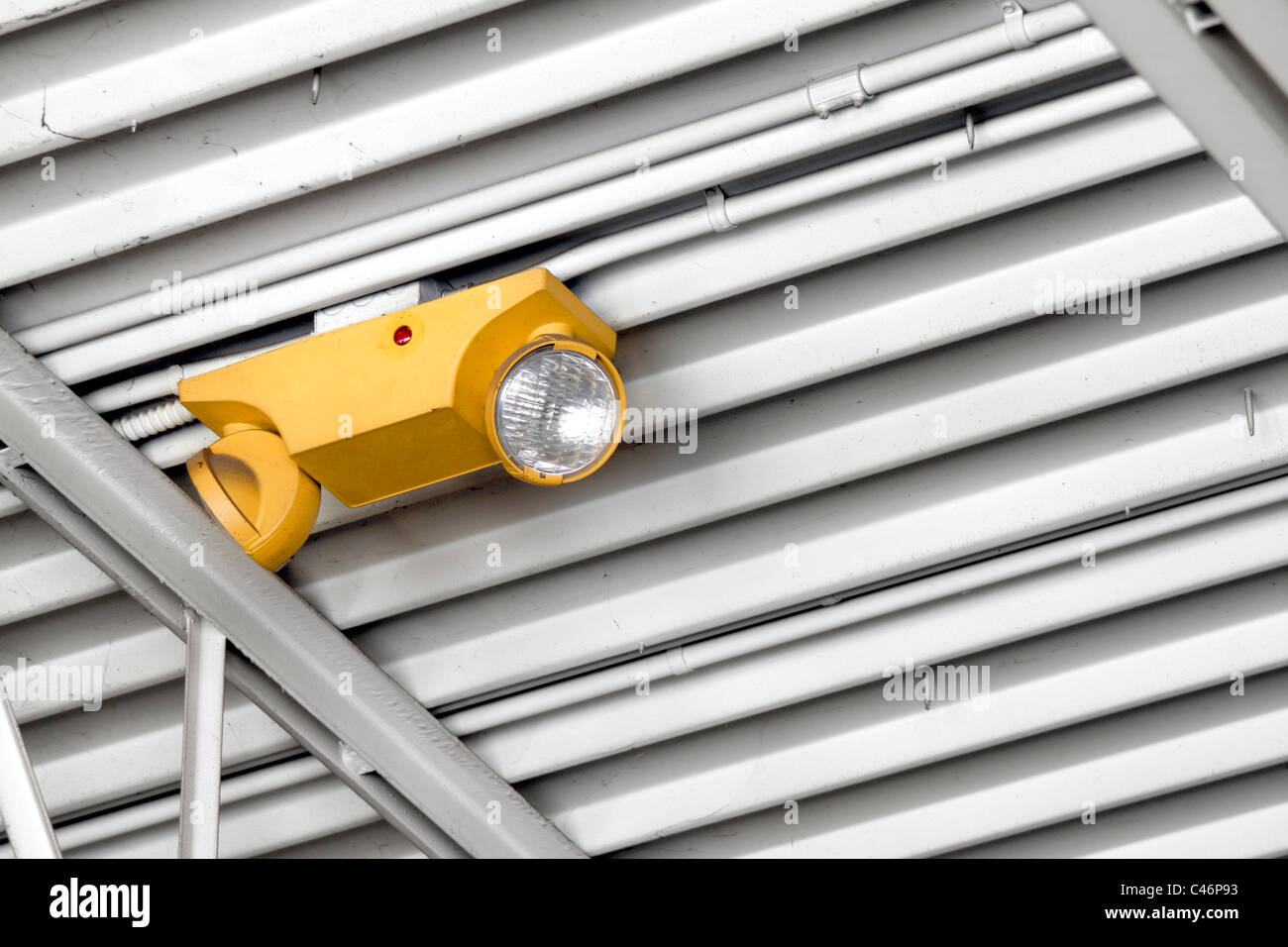 Illuminazione di emergenza sul soffitto del capannone industriale Foto Stock