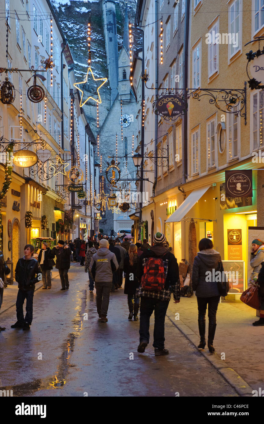 Mercatino di natale con negozi nel centro medievale della città vecchia di Salisburgo in Austria Foto Stock