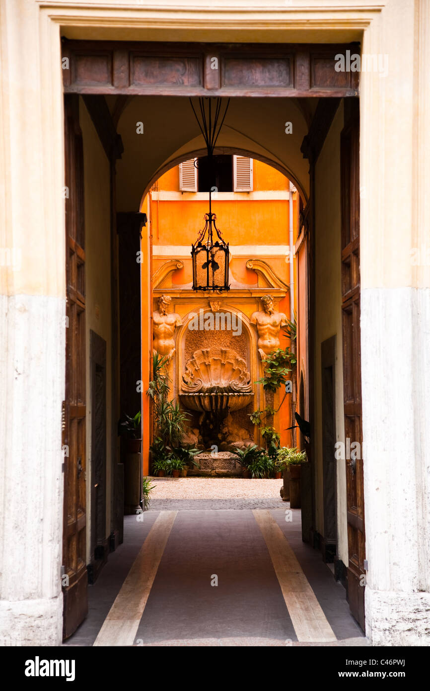 Attraente entrata a un tranquillo cortile in Roma Foto Stock