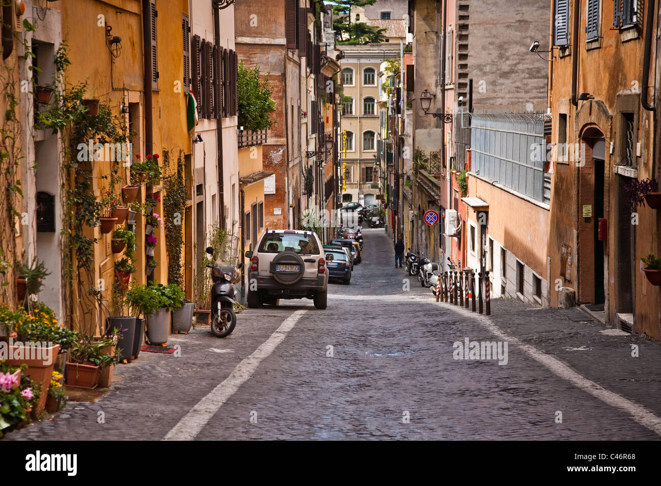 Vista di una strada in pendenza in un quartiere residenziale di Roma, Italia Foto Stock