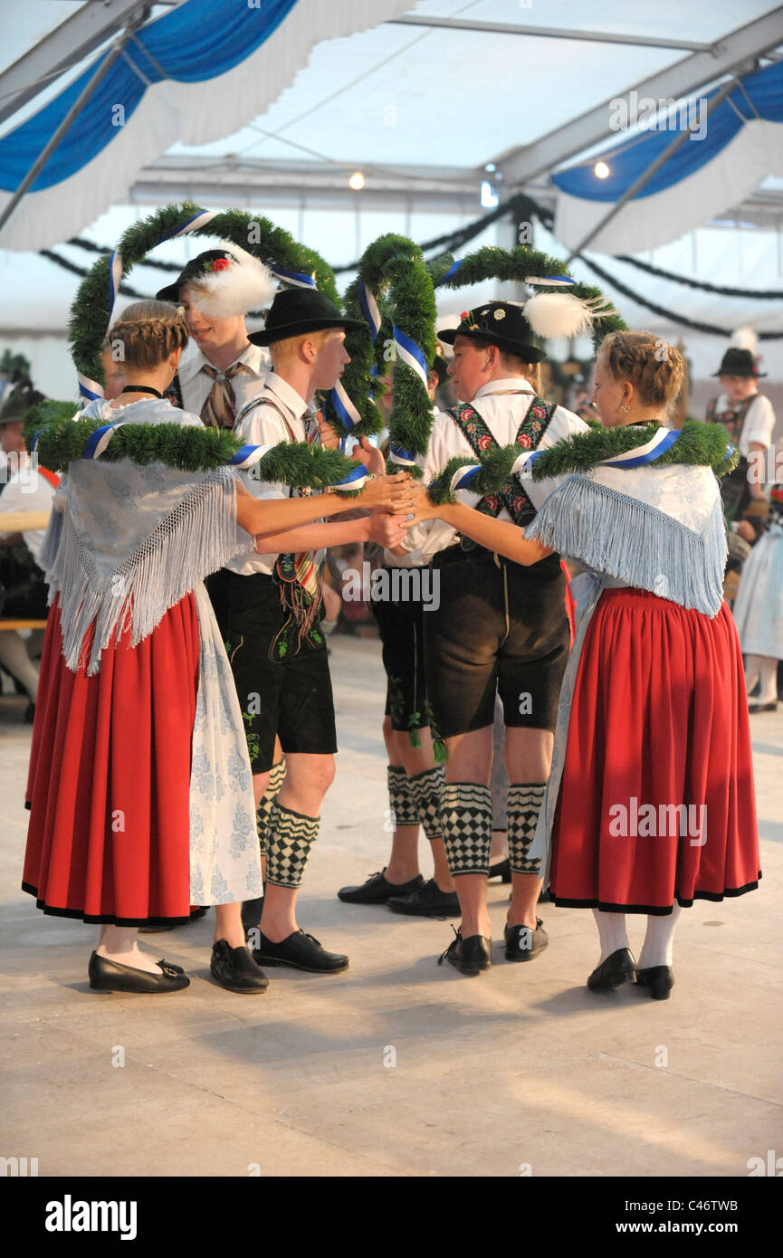 Ballerino in costumi tradizionali mostrano il famoso ballo 'Schuhplattler' in Baviera, Germania Foto Stock