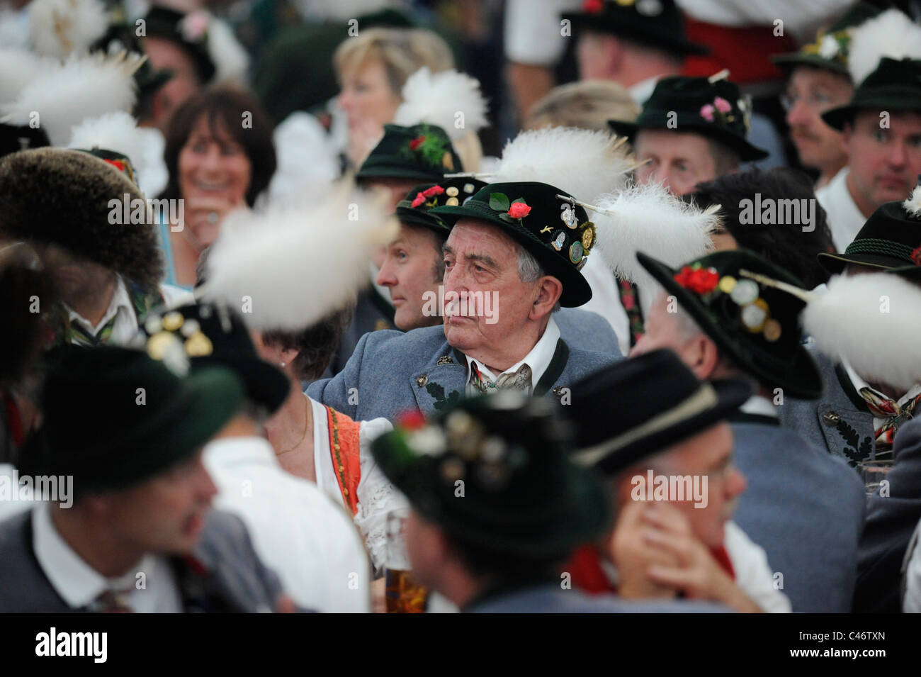 Gli artisti interpreti o esecutori bavarese in abiti tradizionali di antichi soldati al folk festival in Baviera, Germania Foto Stock