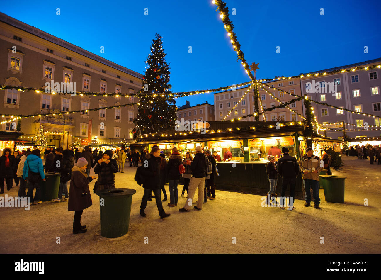Mercatino di natale con negozi nel centro medievale della città vecchia di Salisburgo in Austria Foto Stock