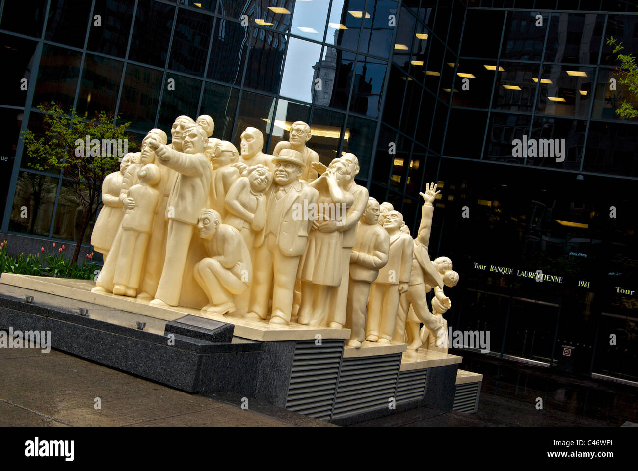 Fibra di vetro "folla illuminato' parte di scultura di Montreal "l'uno percento' builder finanziamenti per le città d'arte Foto Stock