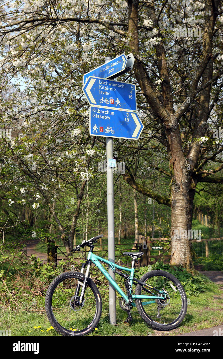 Bicicletta contro un cartello sulla Paisley per Lochwinnoch percorso ciclo Foto Stock