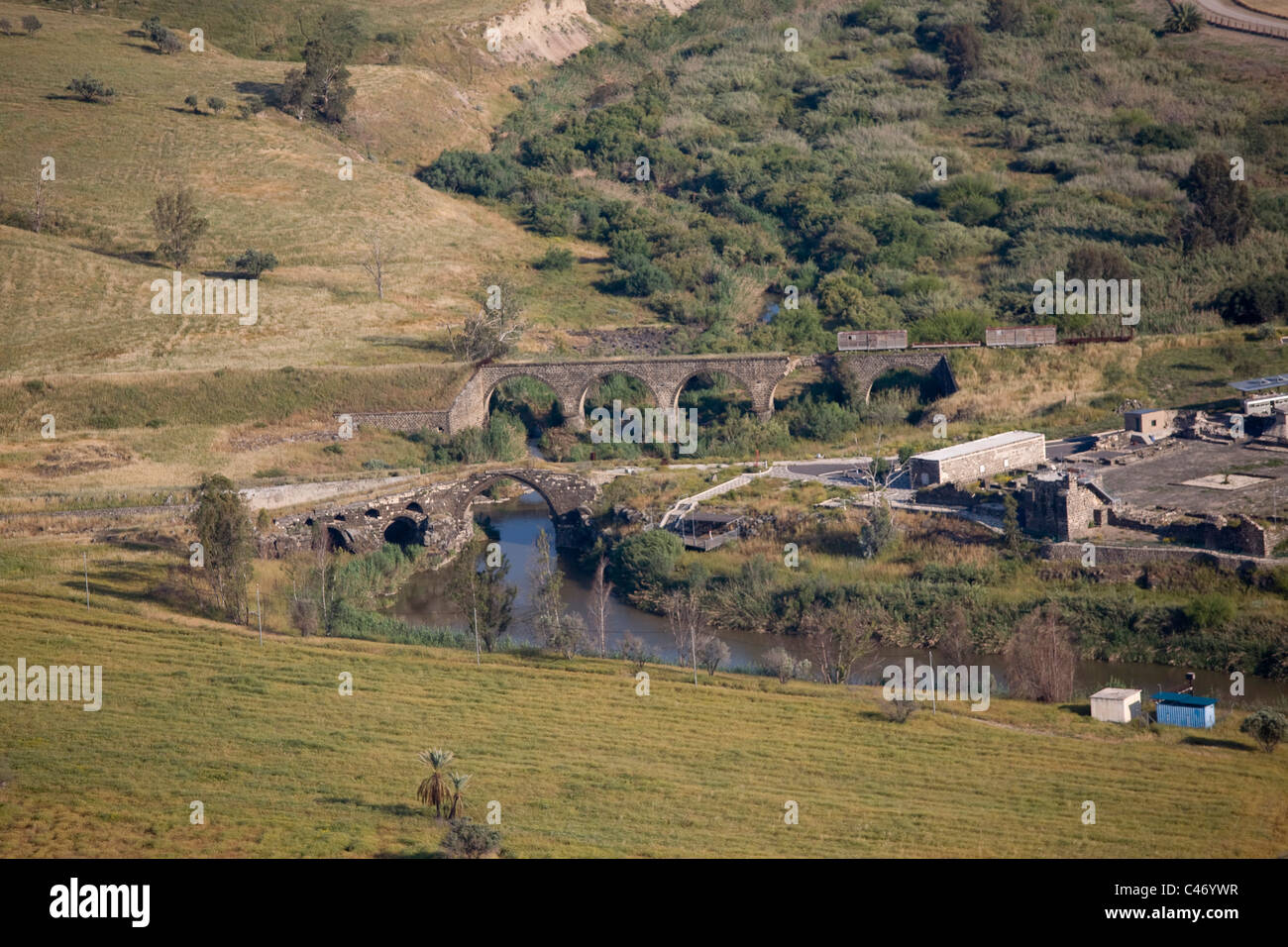 Fotografia aerea del vecchio ponte turco nella valle del Giordano Foto Stock